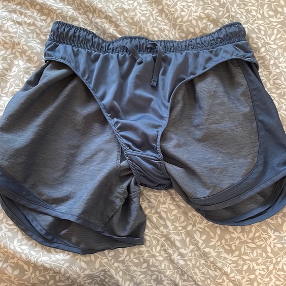 Women’s Nike shorts - Picture 3 of 4